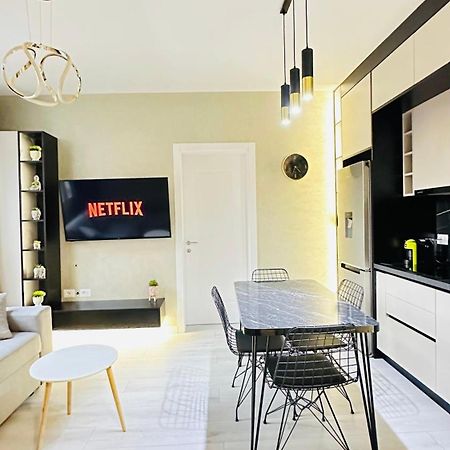 Luxurious Central Stay - Self Check-In Tirana Bagian luar foto