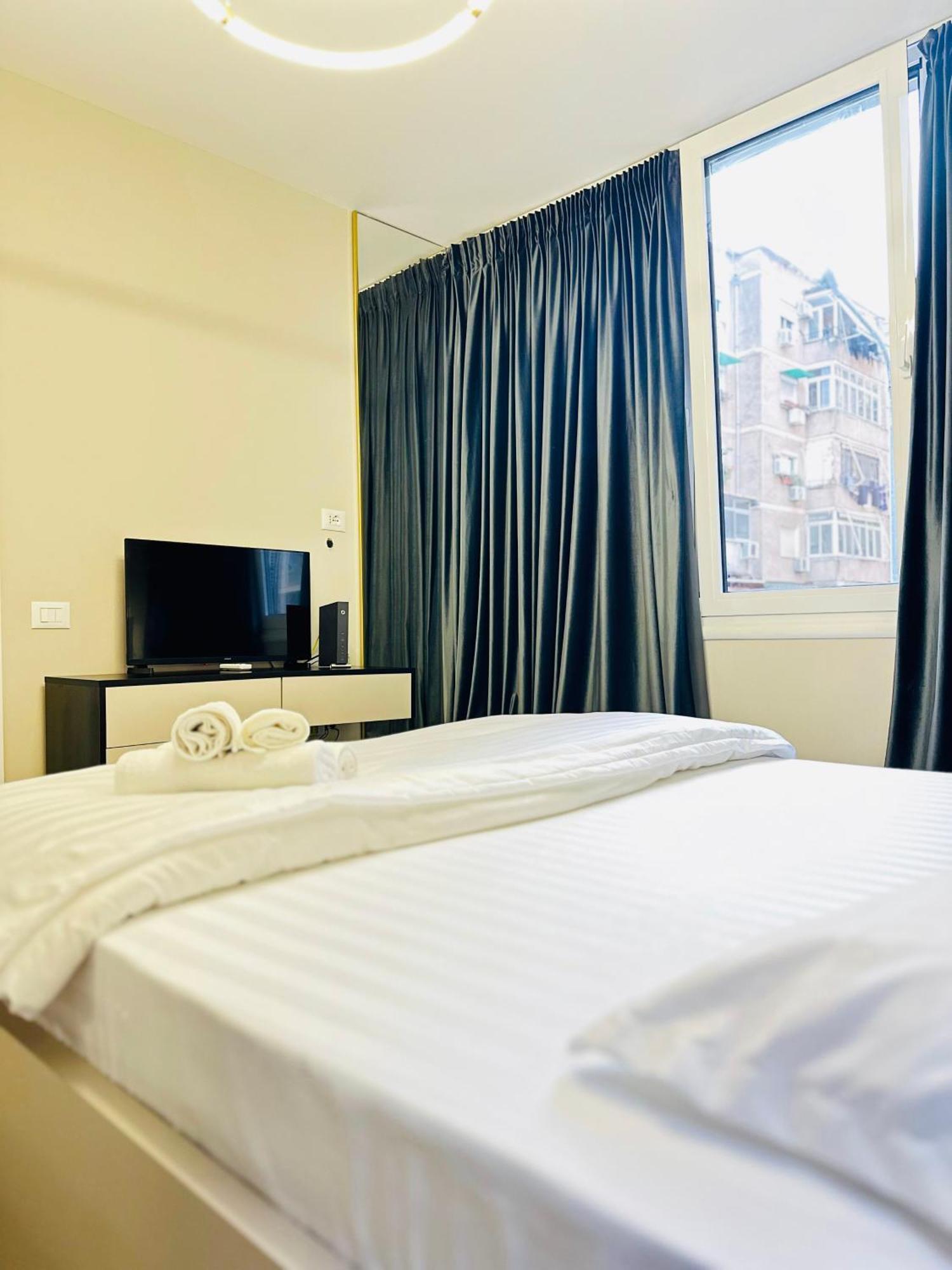 Luxurious Central Stay - Self Check-In Tirana Bagian luar foto