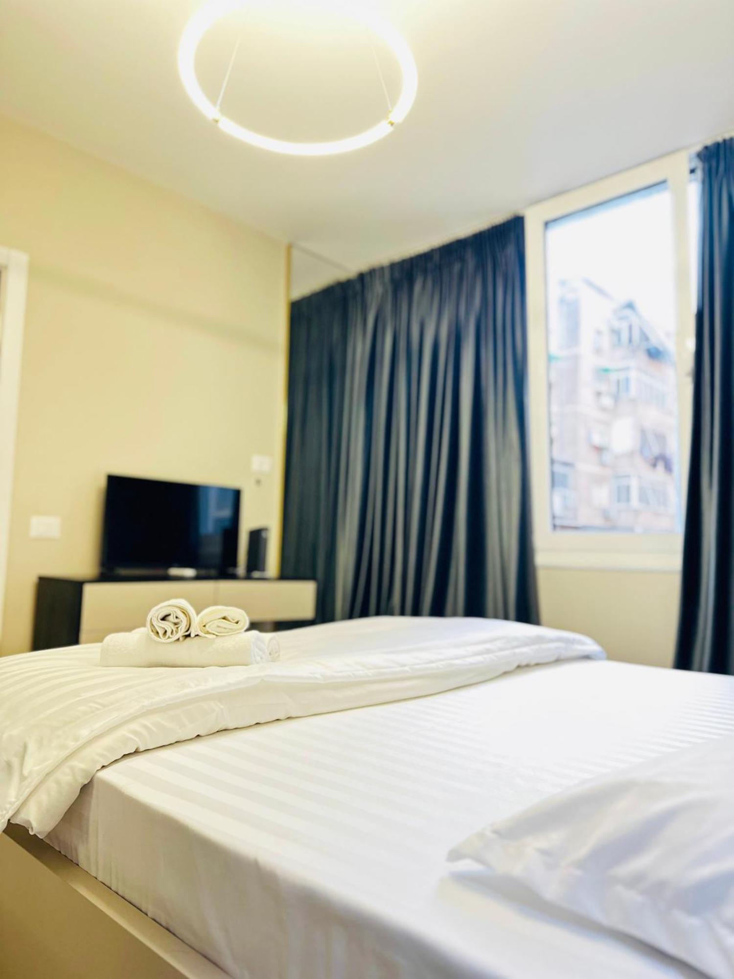 Luxurious Central Stay - Self Check-In Tirana Bagian luar foto