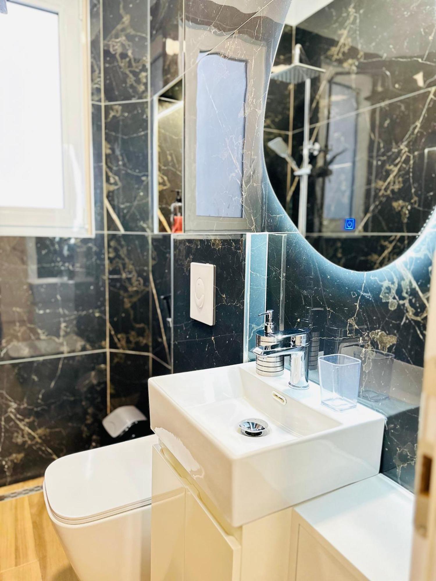 Luxurious Central Stay - Self Check-In Tirana Bagian luar foto